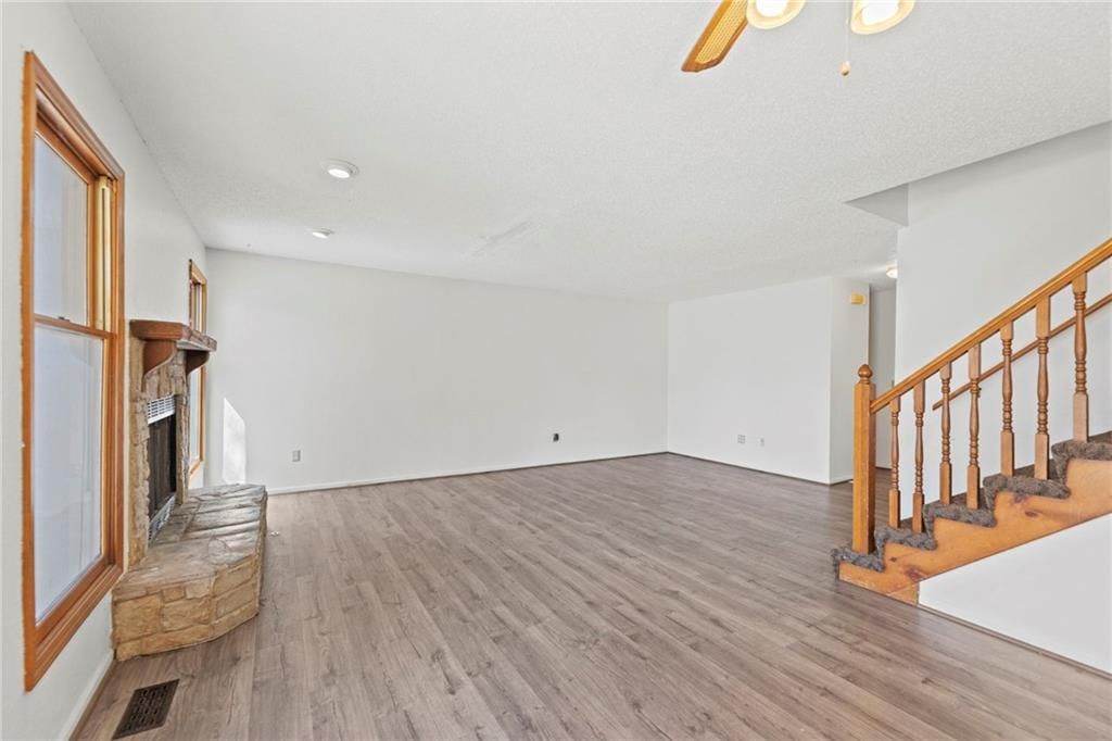 Photo 5 of 27 - 1523 E 123RD Terrace