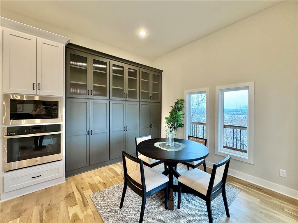 Photo 11 of 33 - 2551 NW Riverview Drive