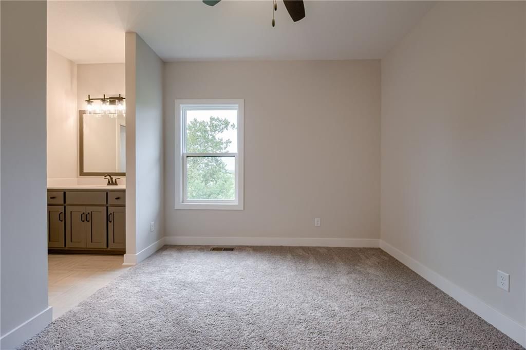 Photo 21 of 33 - 2551 NW Riverview Drive