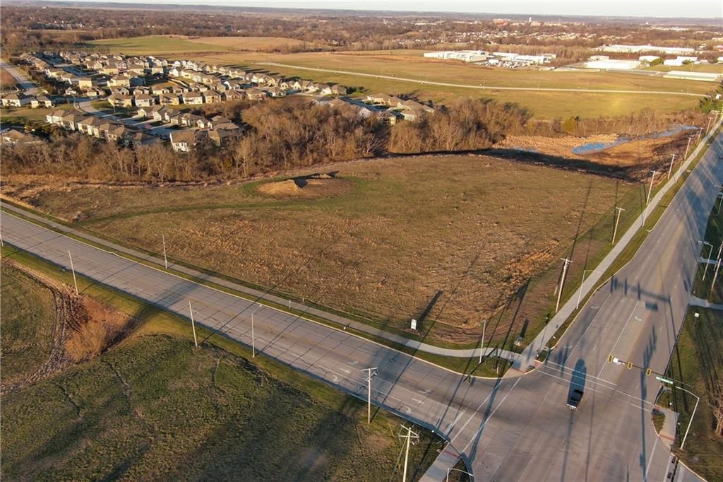 Photo 4 of 15 - 1964 Eisenhower Road, Lansing, KS 66048