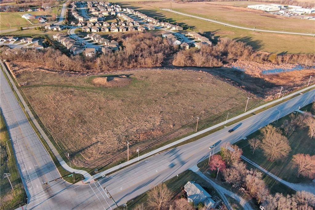 Photo 7 of 15 - 1964 Eisenhower Road, Lansing, KS 66048