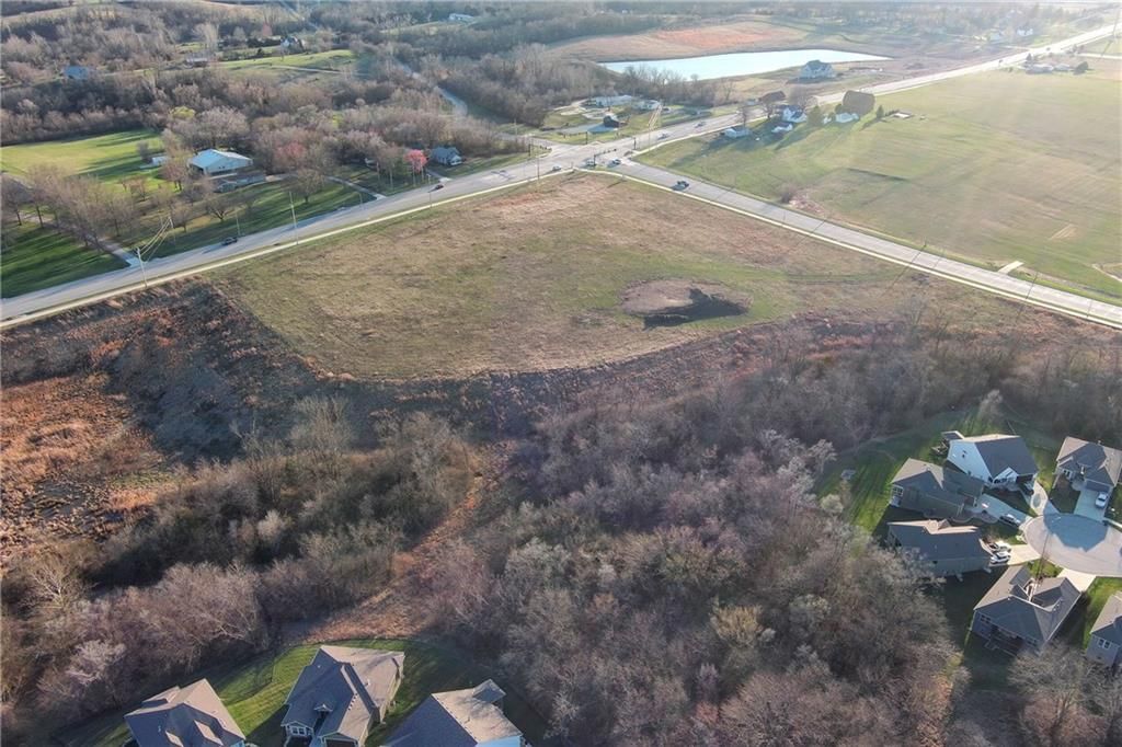Photo 8 of 15 - 1964 Eisenhower Road, Lansing, KS 66048
