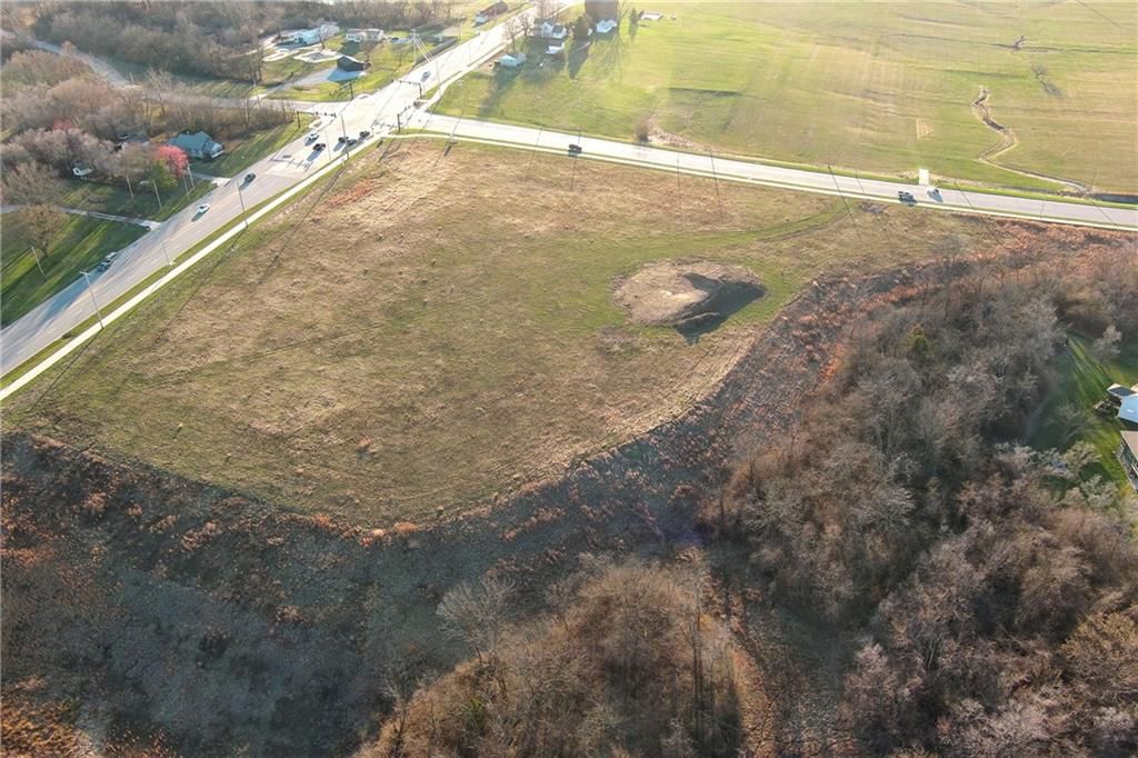 Photo 10 of 15 - 1964 Eisenhower Road, Lansing, KS 66048