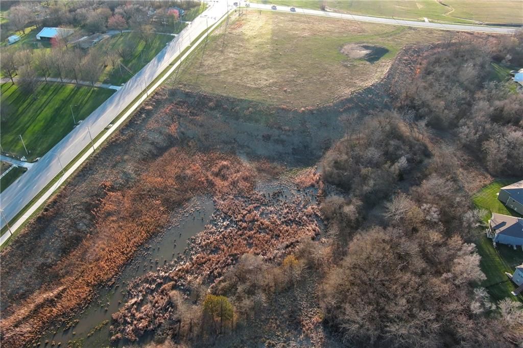 Photo 13 of 15 - 1964 Eisenhower Road, Lansing, KS 66048