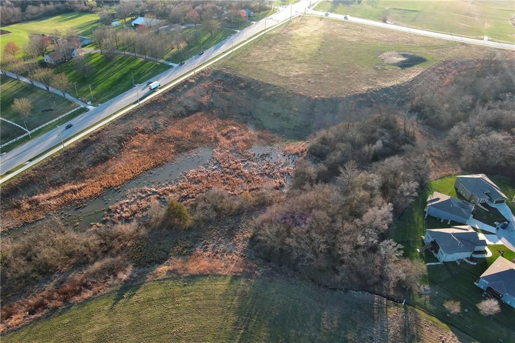 Photo 14 of 15 - 1964 Eisenhower Road, Lansing, KS 66048