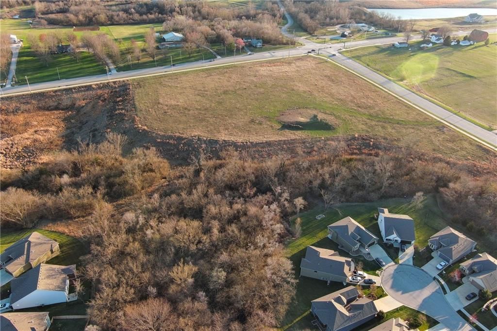 Photo 15 of 15 - 1964 Eisenhower Road, Lansing, KS 66048