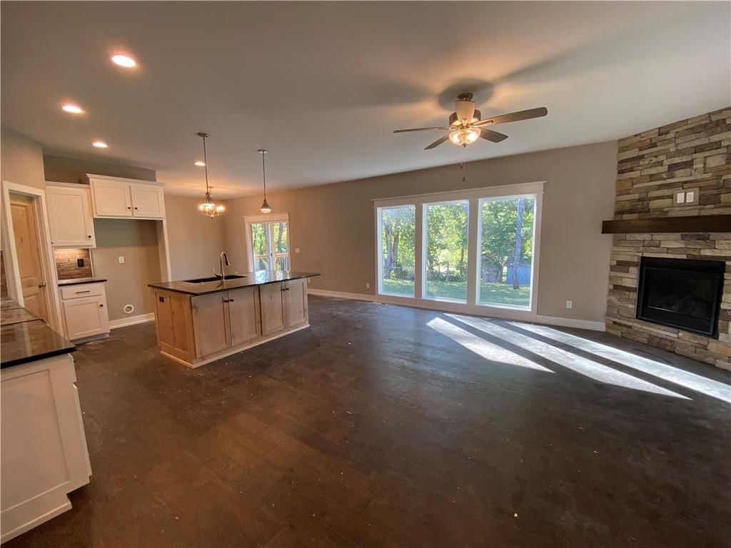 Photo 4 of 24 - 7470 N Lamar Drive