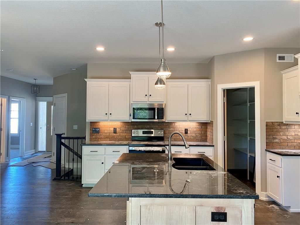 Photo 6 of 24 - 7470 N Lamar Drive