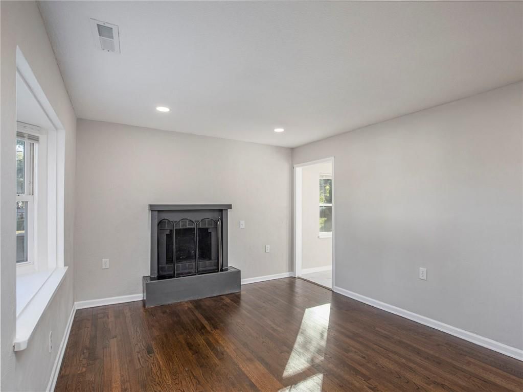 Photo 5 of 18 - 339 E Nettleton Avenue
