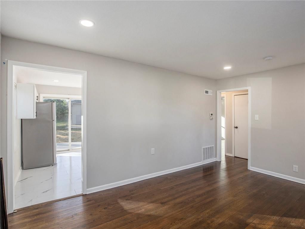 Photo 6 of 18 - 339 E Nettleton Avenue