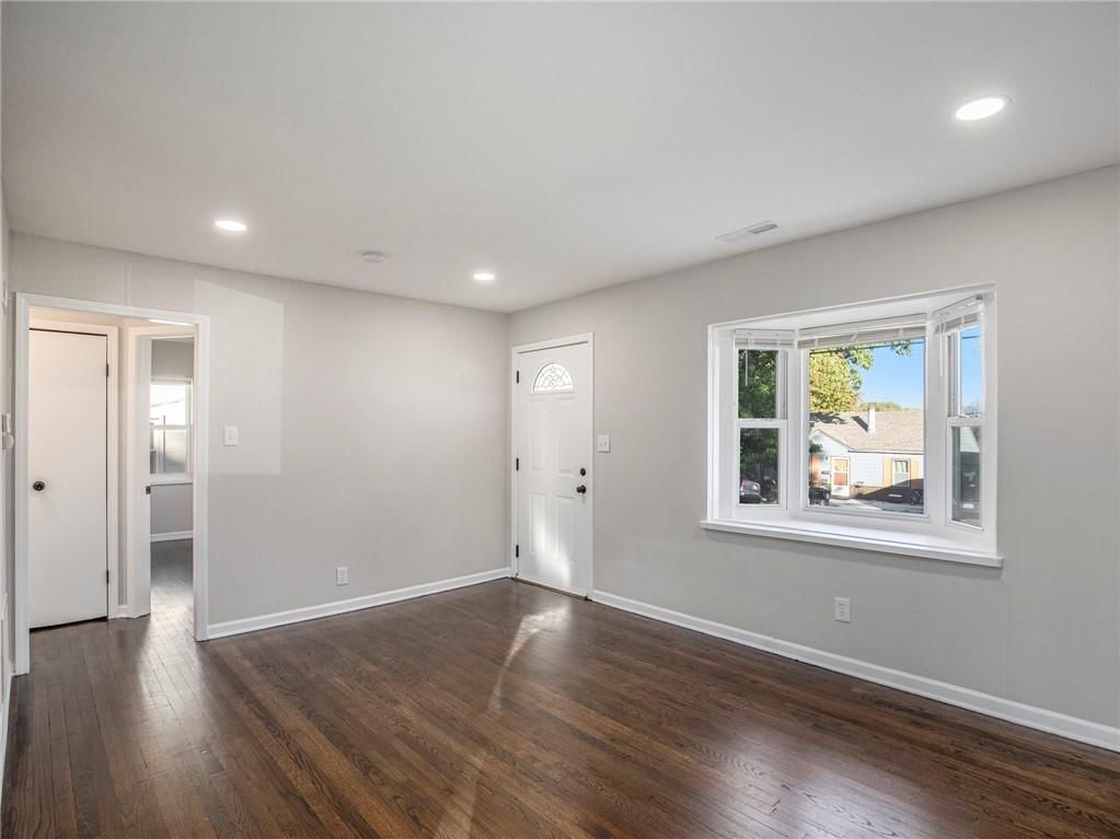 Photo 7 of 18 - 339 E Nettleton Avenue