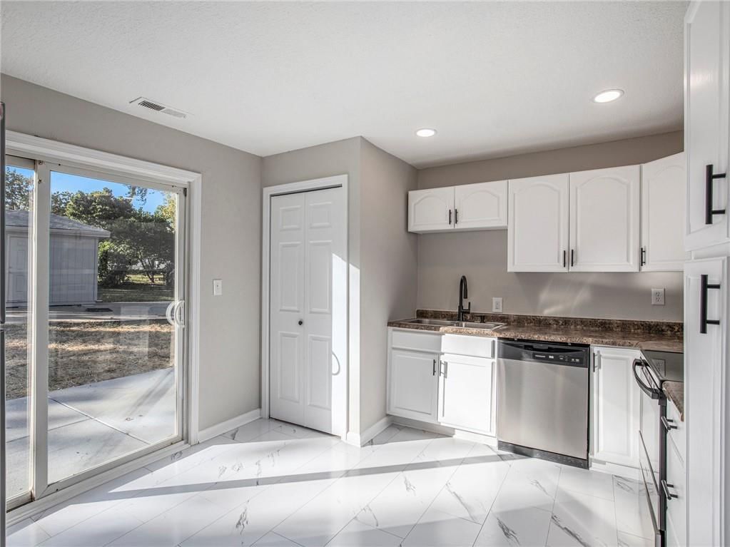 Photo 9 of 18 - 339 E Nettleton Avenue