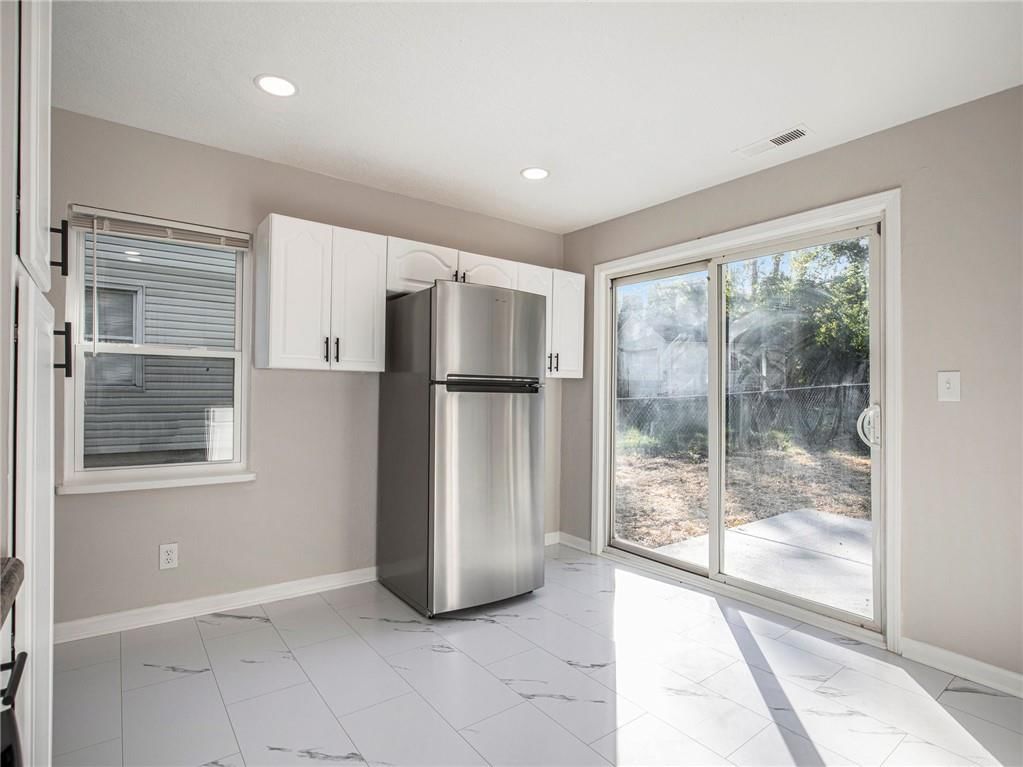 Photo 10 of 18 - 339 E Nettleton Avenue