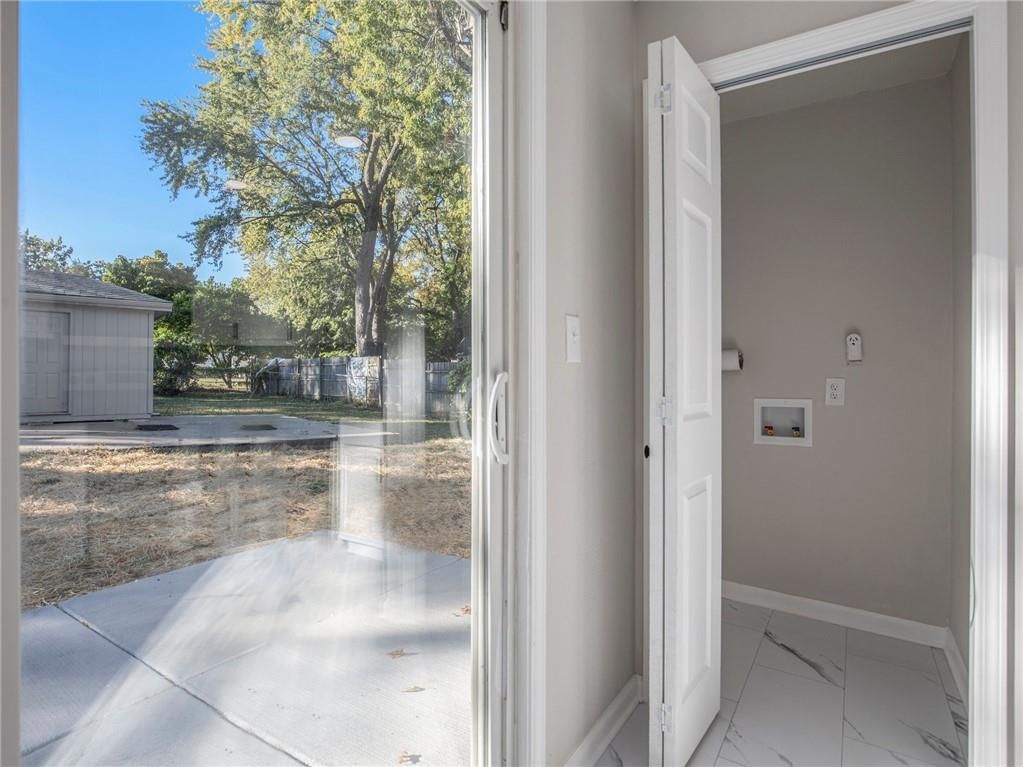 Photo 11 of 18 - 339 E Nettleton Avenue