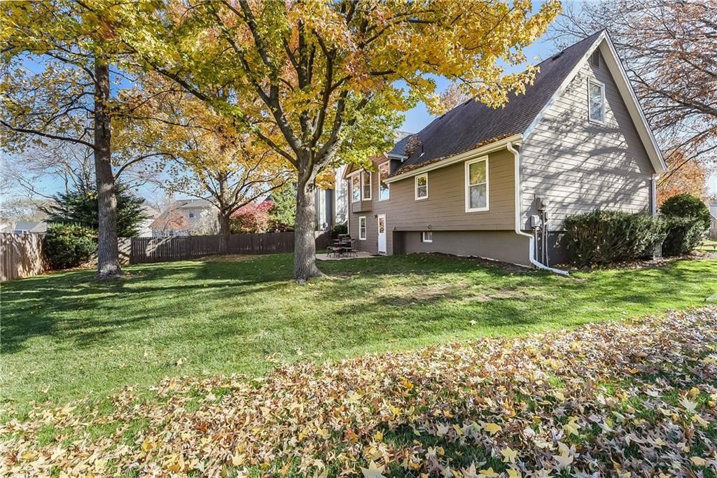 8806 W 118th Terrace — photo 31