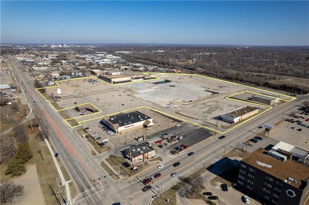 3500-3600 SW Topeka Boulevard — photo 2