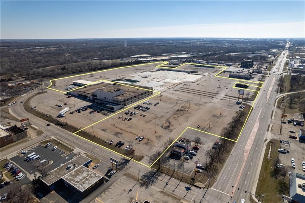 3500-3600 SW Topeka Boulevard — photo 3
