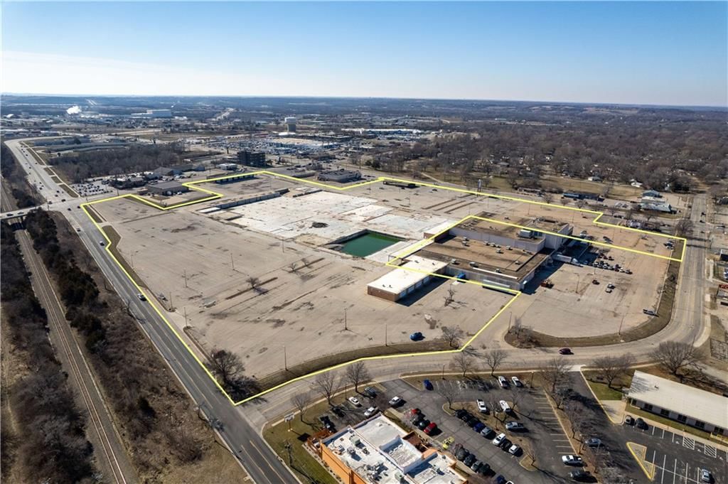 3500-3600 SW Topeka Boulevard — photo 4