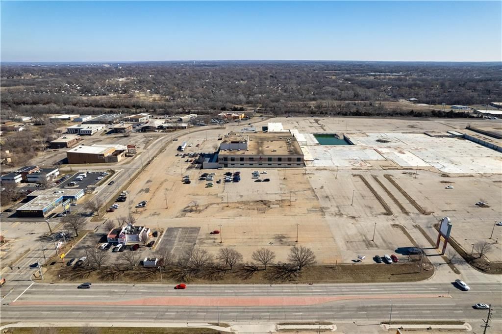 3500-3600 SW Topeka Boulevard — photo 9