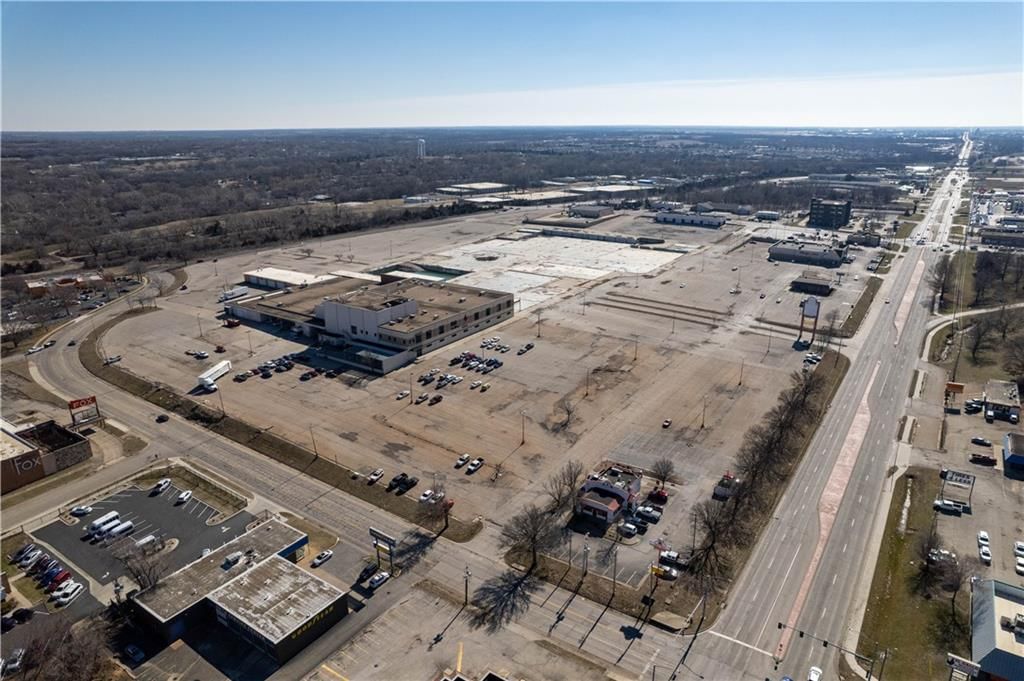 3500-3600 SW Topeka Boulevard — photo 10