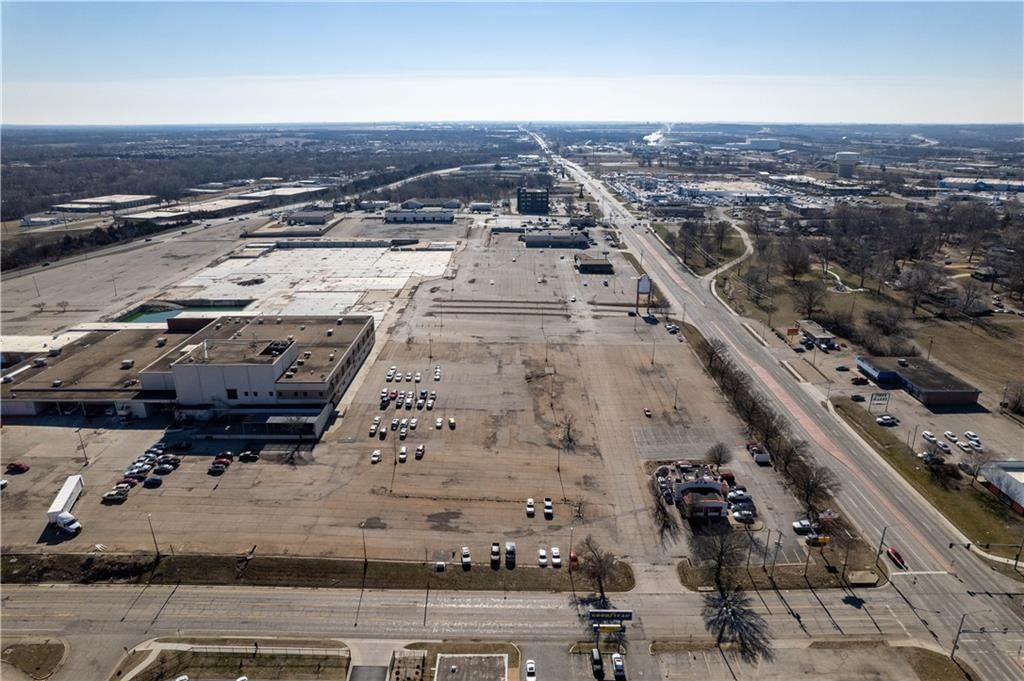3500-3600 SW Topeka Boulevard — photo 11