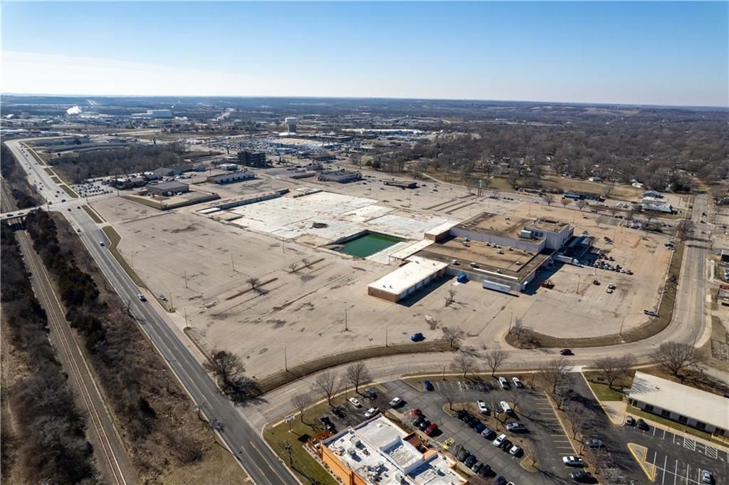 3500-3600 SW Topeka Boulevard — photo 14