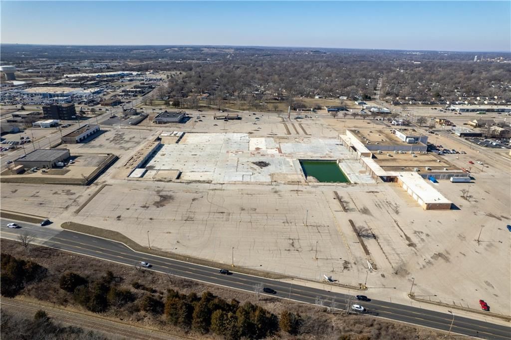 3500-3600 SW Topeka Boulevard — photo 17