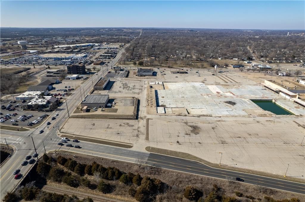 3500-3600 SW Topeka Boulevard — photo 18