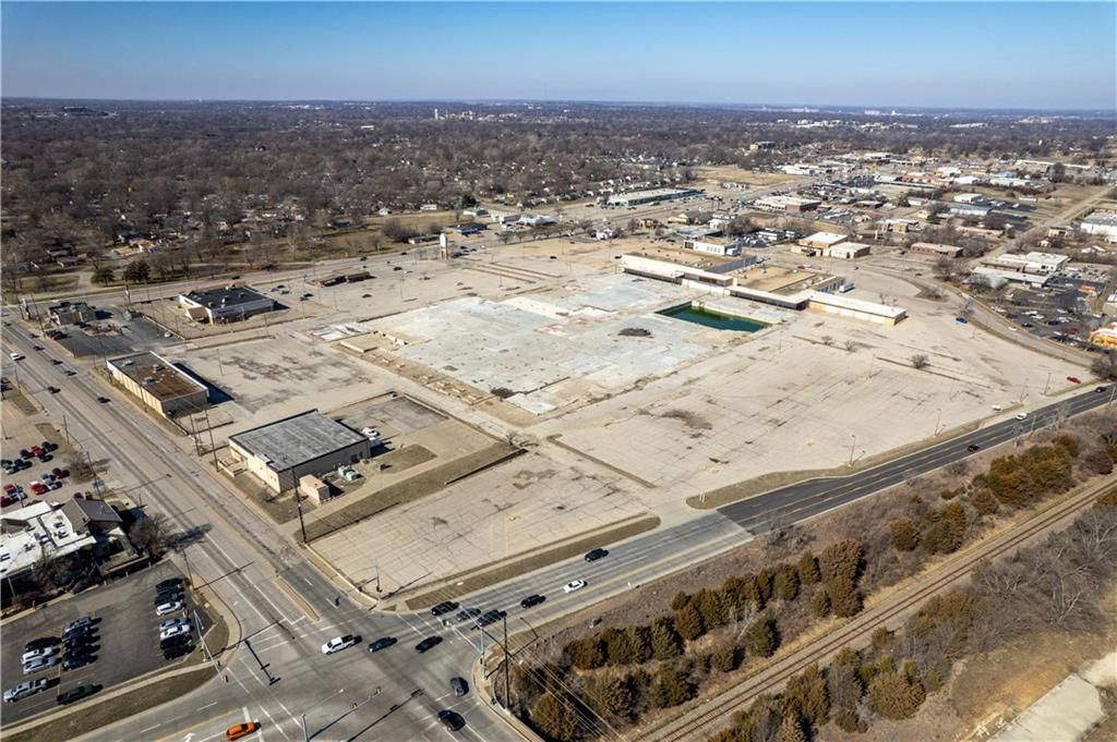 3500-3600 SW Topeka Boulevard — photo 19