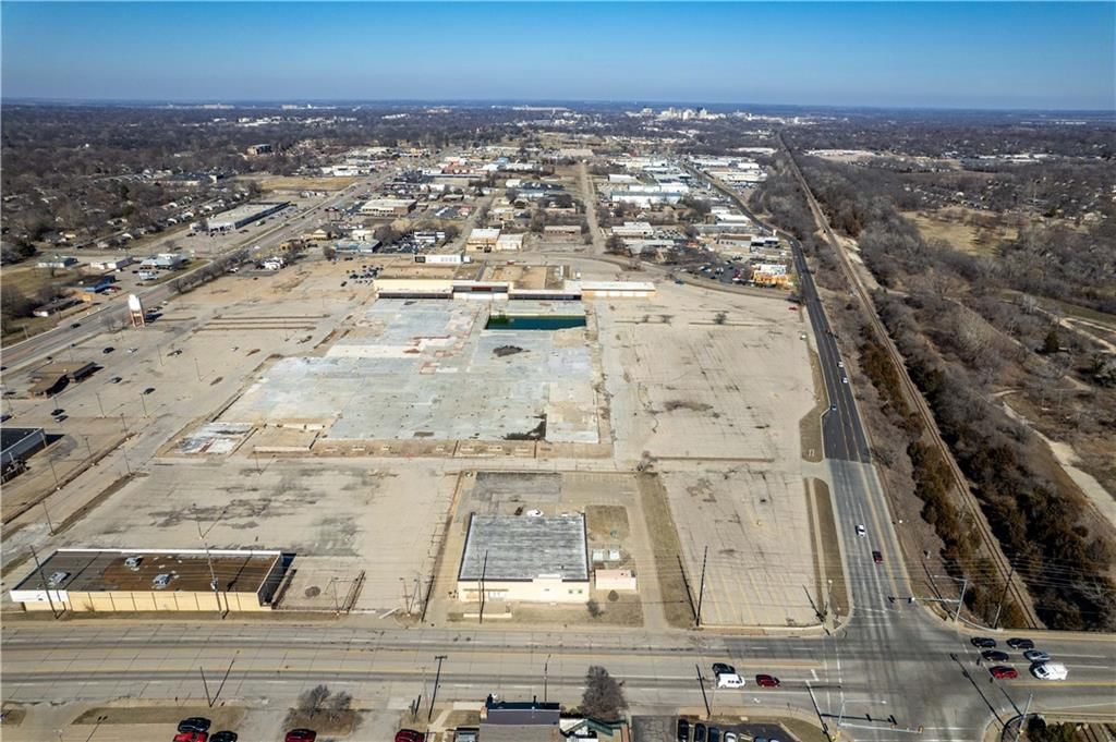 3500-3600 SW Topeka Boulevard — photo 20