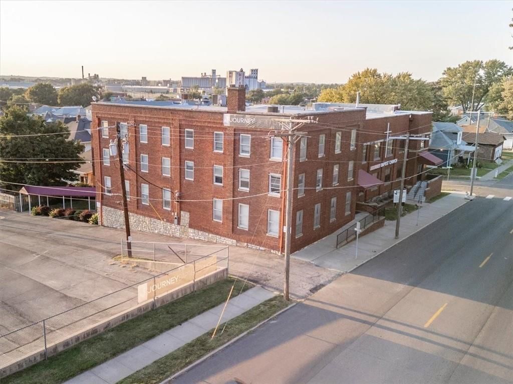 5708 King Hill Avenue — photo 4