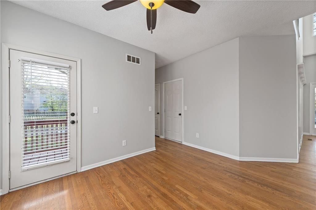 4734 Noble Street — photo 10