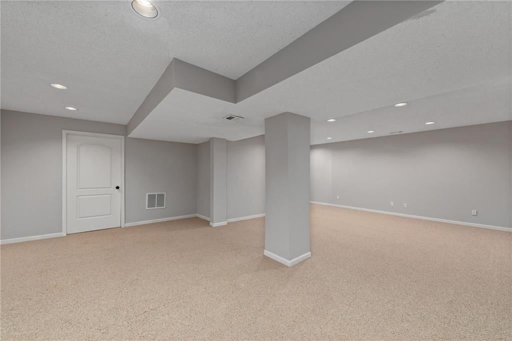 4734 Noble Street — photo 32