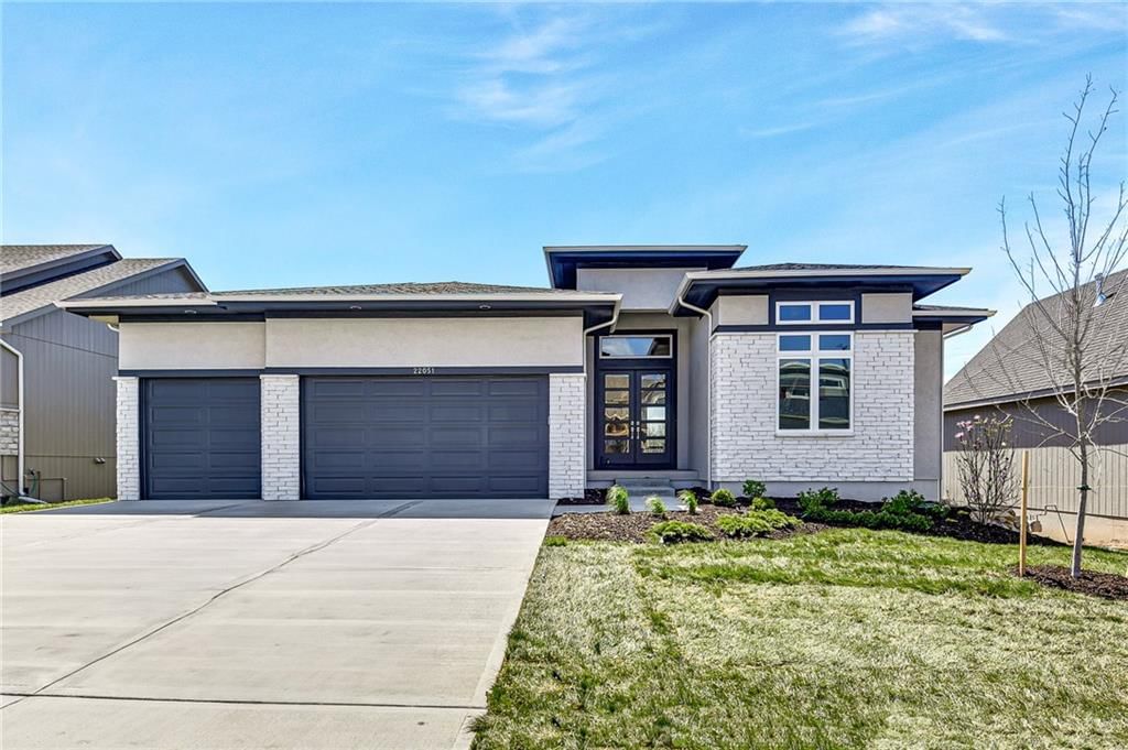 22051 W 100th Terrace, Lenexa, KS
