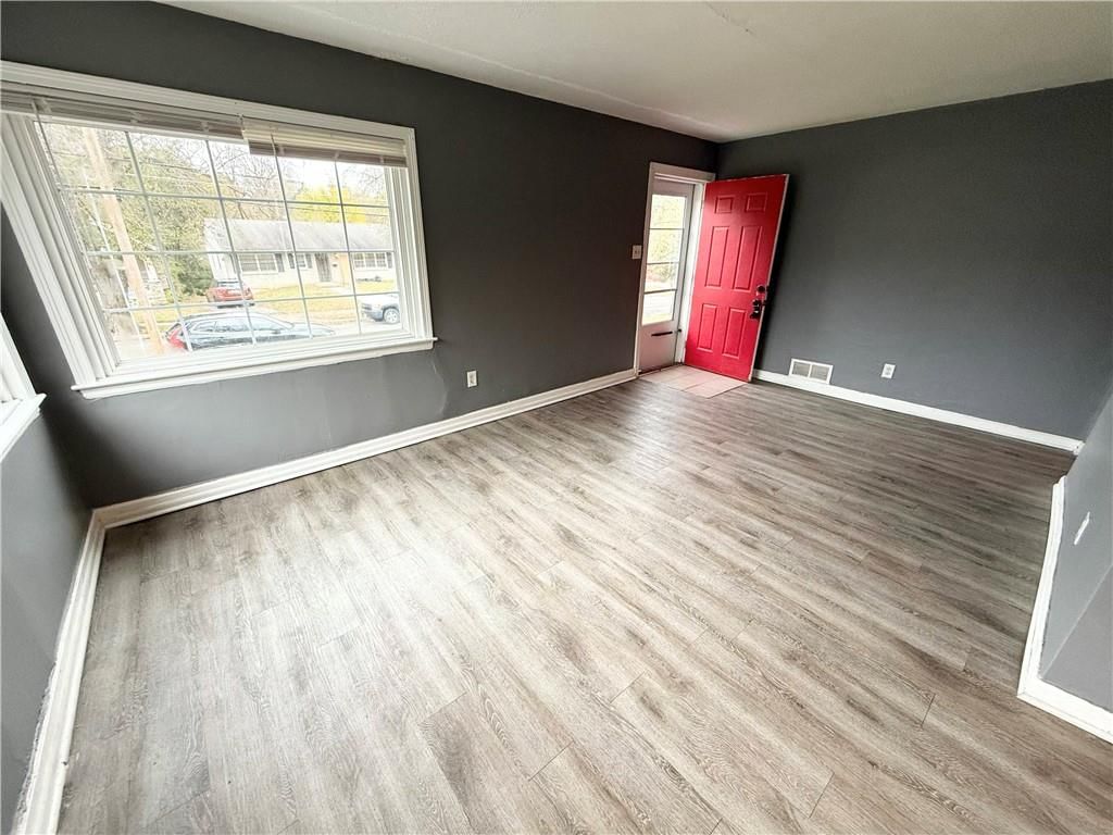 Photo 7 of 21 - 6133 Walrond Avenue
