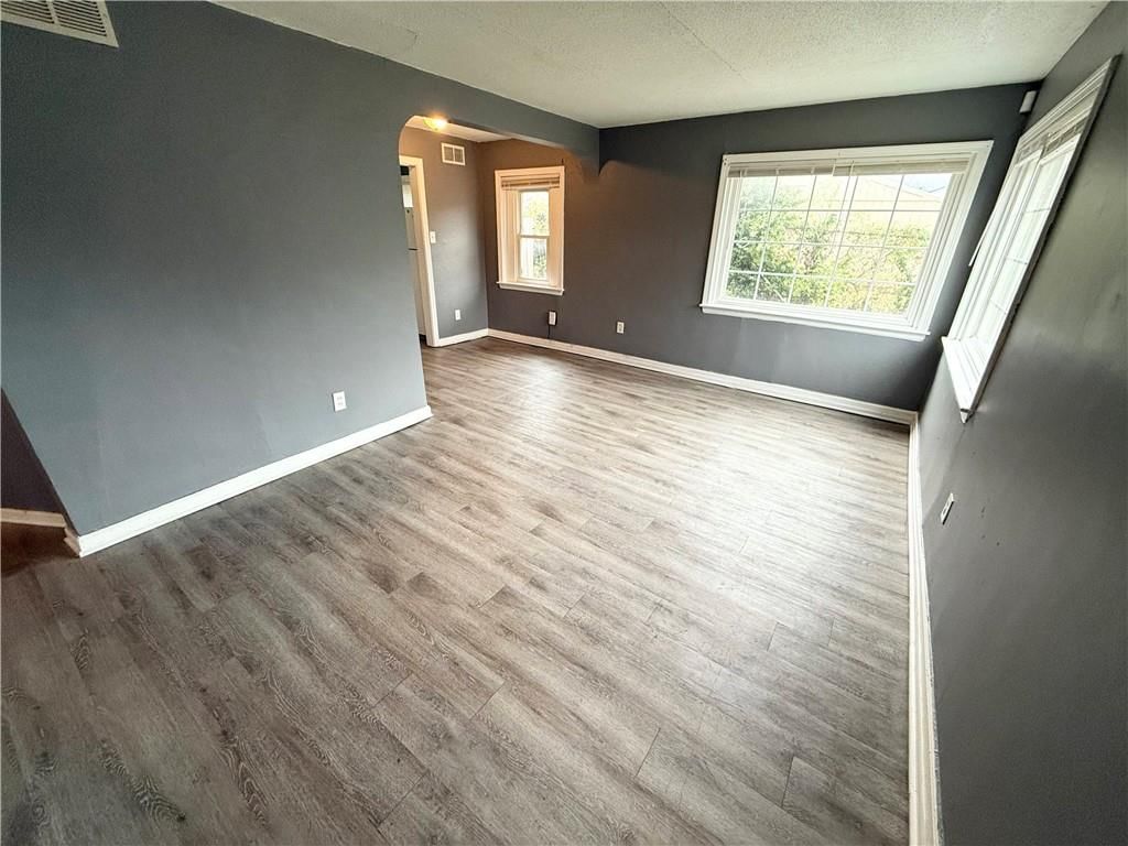 Photo 8 of 21 - 6133 Walrond Avenue