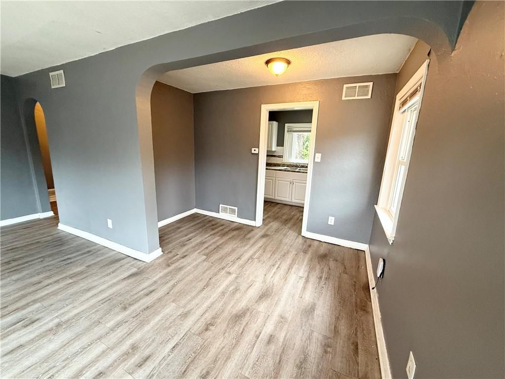 Photo 10 of 21 - 6133 Walrond Avenue