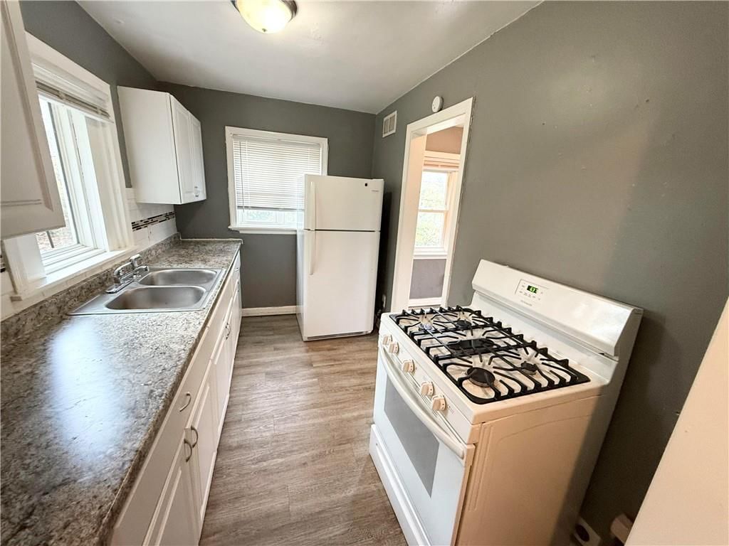 Photo 12 of 21 - 6133 Walrond Avenue