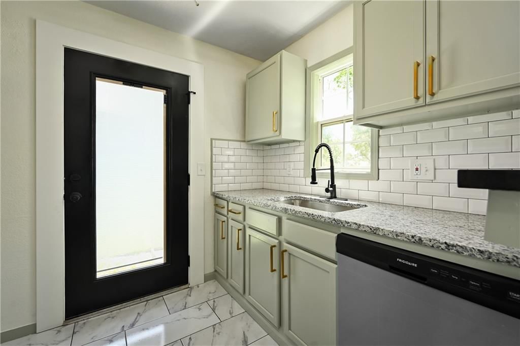 2406 Haskell Avenue — photo 2