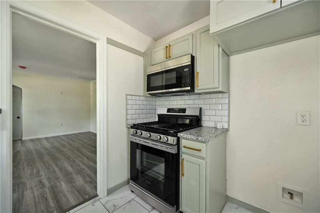 2406 Haskell Avenue — photo 7