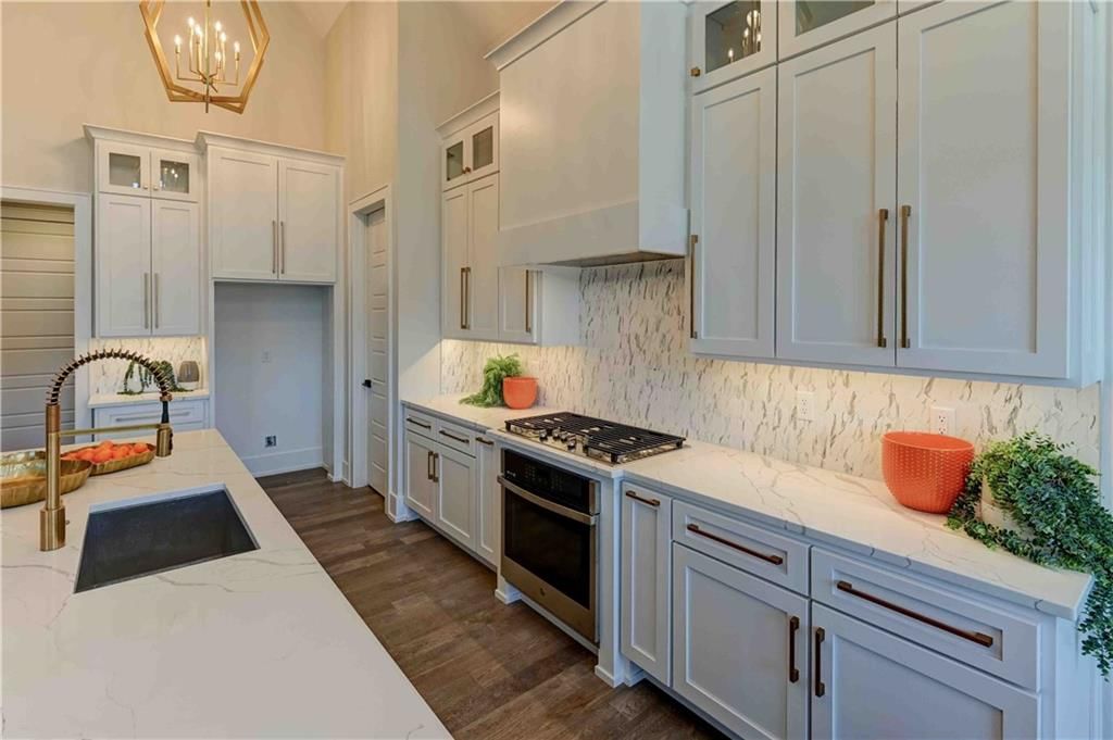 Photo 12 of 56 - 3912 W 85th St Street
