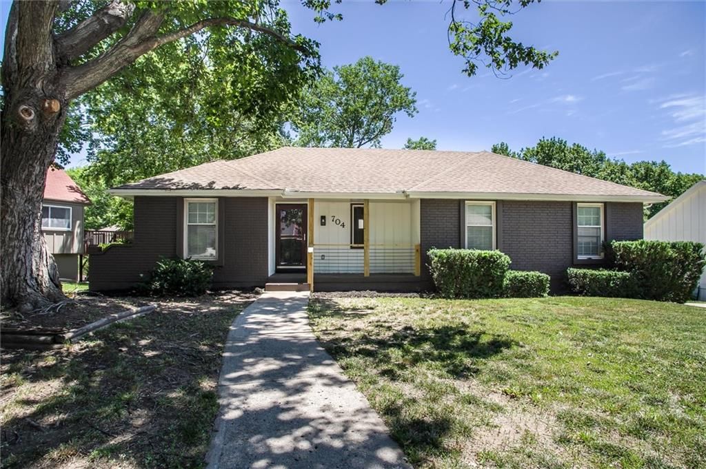 704 N 39th Street, Blue Springs, MO