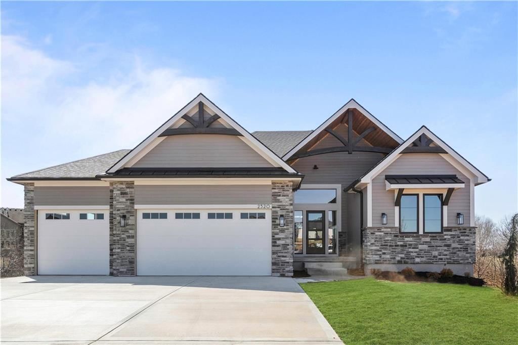 2520 NE Woodland Oak Circle, Lee's Summit, MO