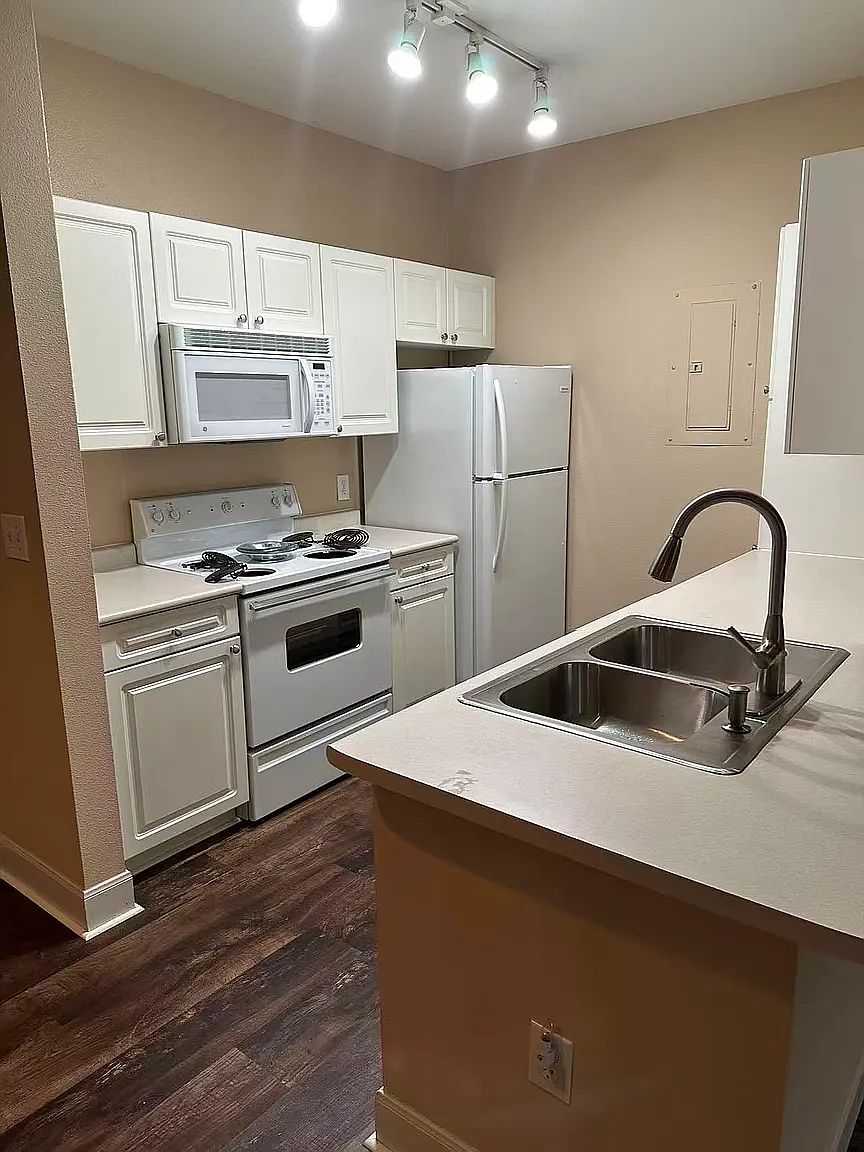 11614 Tomahawk Creek #J Parkway — photo 5