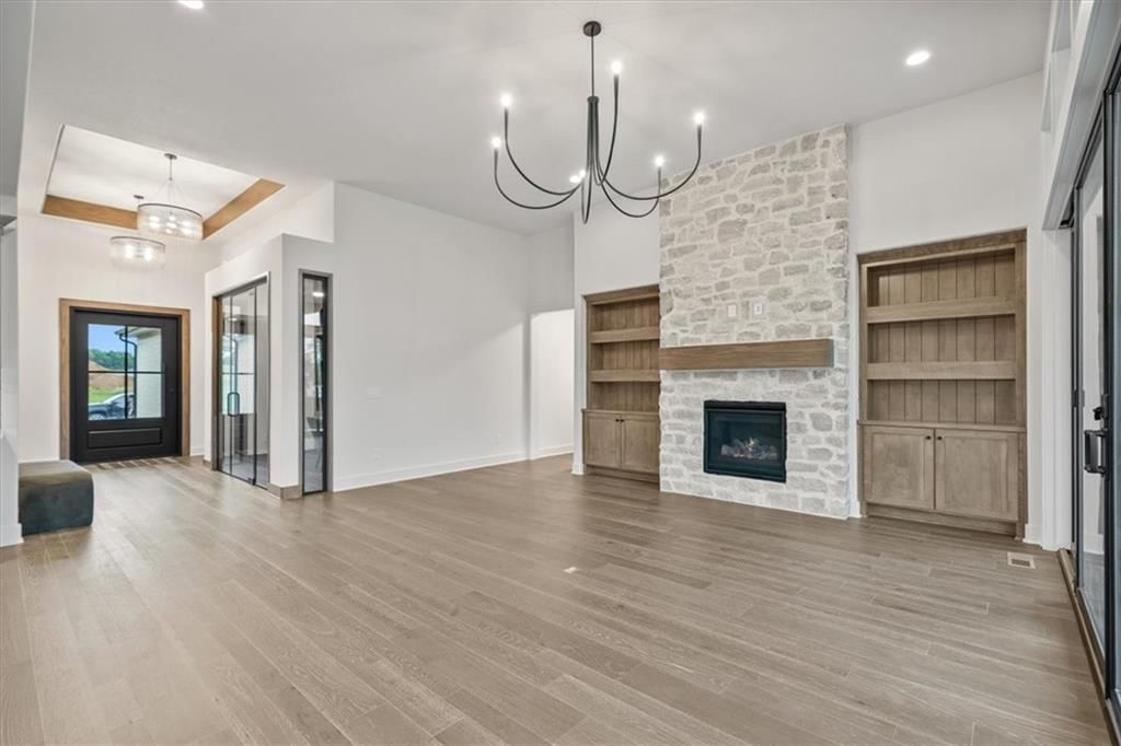 Photo 6 of 36 - 8736 N LEWIS Avenue