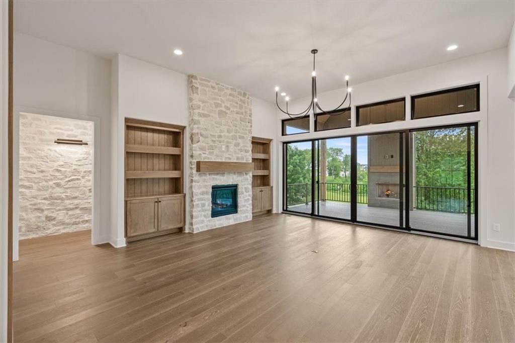 Photo 7 of 36 - 8736 N LEWIS Avenue