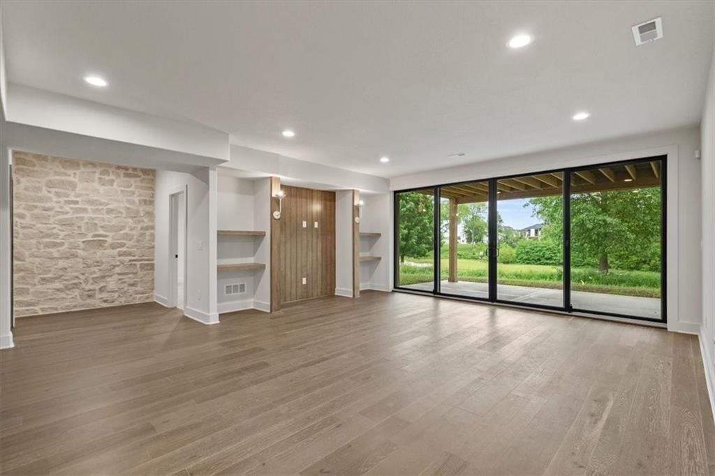 Photo 8 of 36 - 8736 N LEWIS Avenue