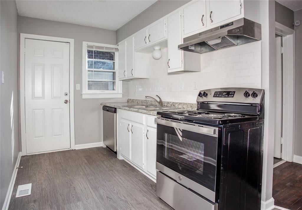 Photo 5 of 10 - 8510 Woodland Avenue