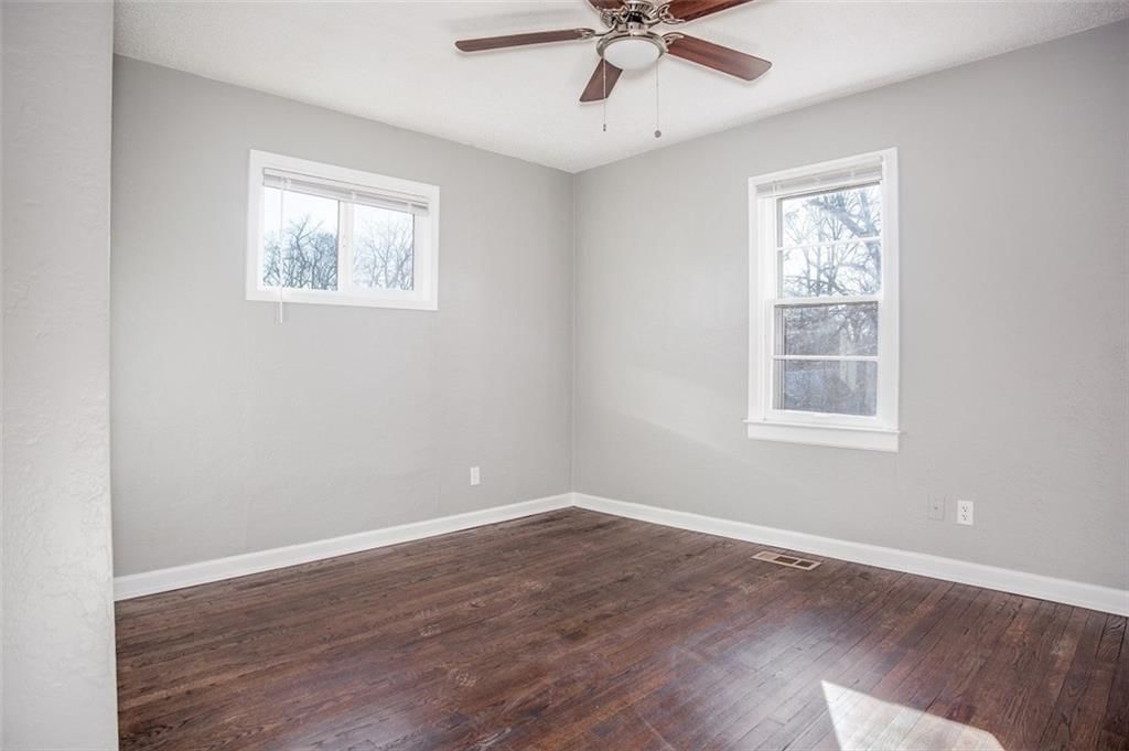 Photo 7 of 10 - 8510 Woodland Avenue