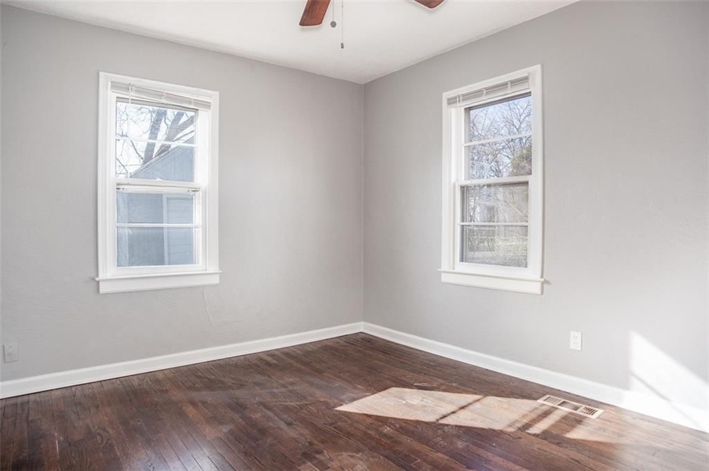 Photo 8 of 10 - 8510 Woodland Avenue